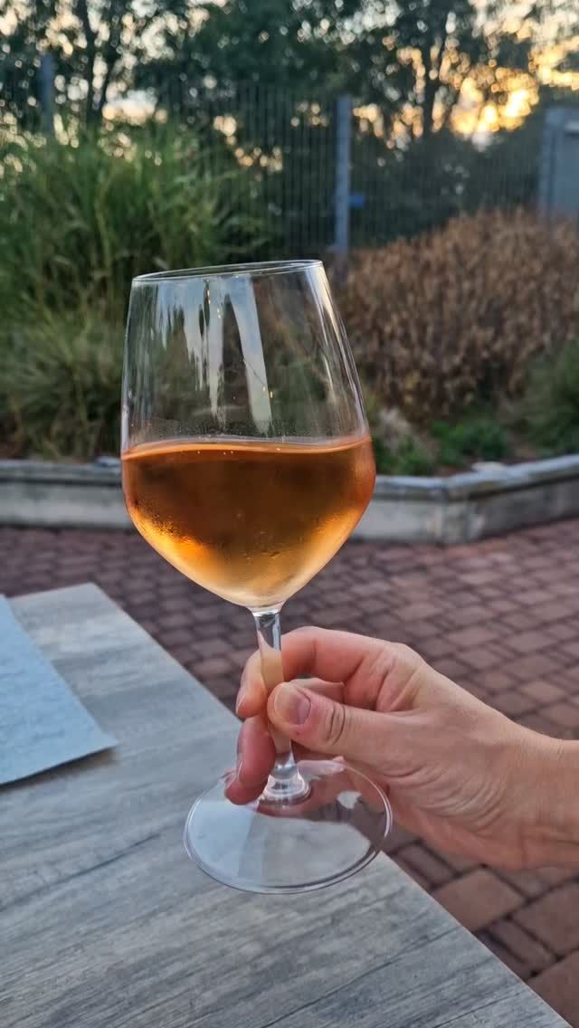 Calice di vino all'aperto, nel giardino di Bombetta al tramonto
